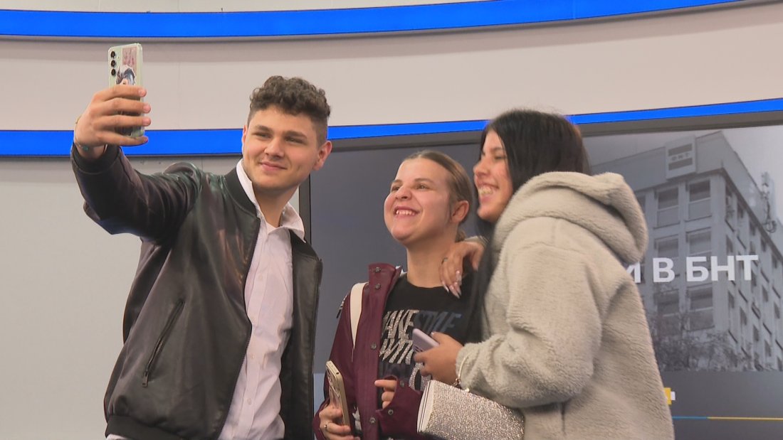 На гости на БНТ: Ученици от София се докоснаха до магията на телевизията