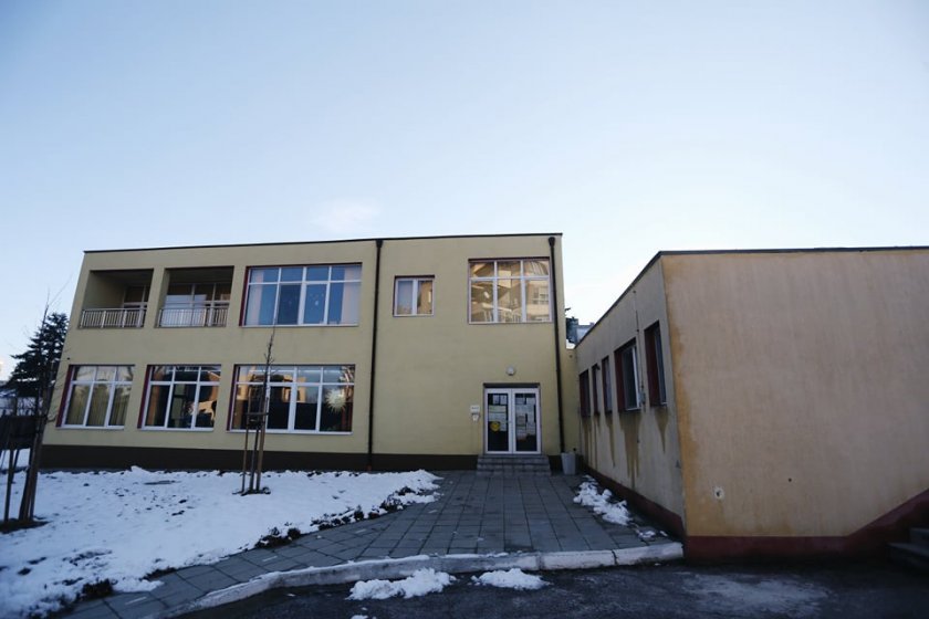 контактни починалото менингит дете установена бактерия
