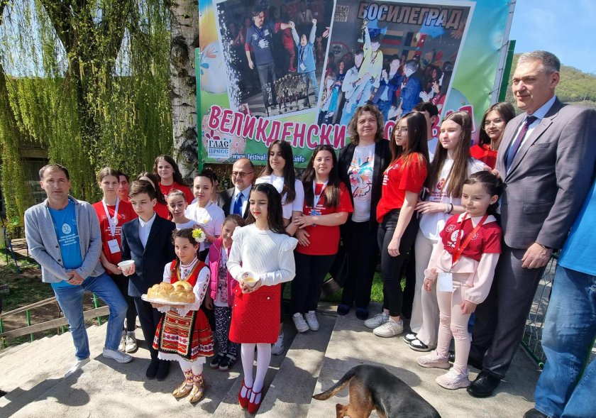 Киселова награди победителите на Международния детски великденски фестивал в Босилеград