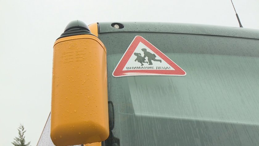 Училищен автобус с износени гуми и спукано стъкло превозва деца от Кричим за Банско