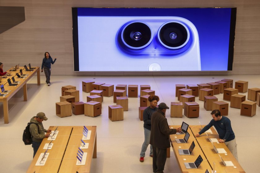 Изключение или не - ще има ли мита върху вноса на смартфони и какво цели Тръмп?