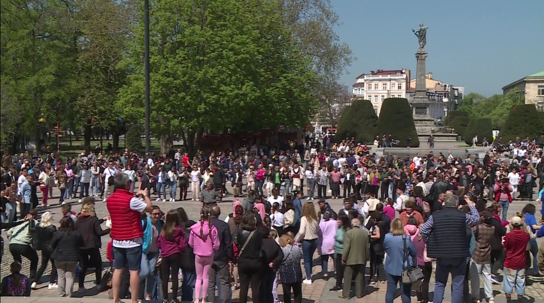 Великденско хоро се изви в центъра на Русе