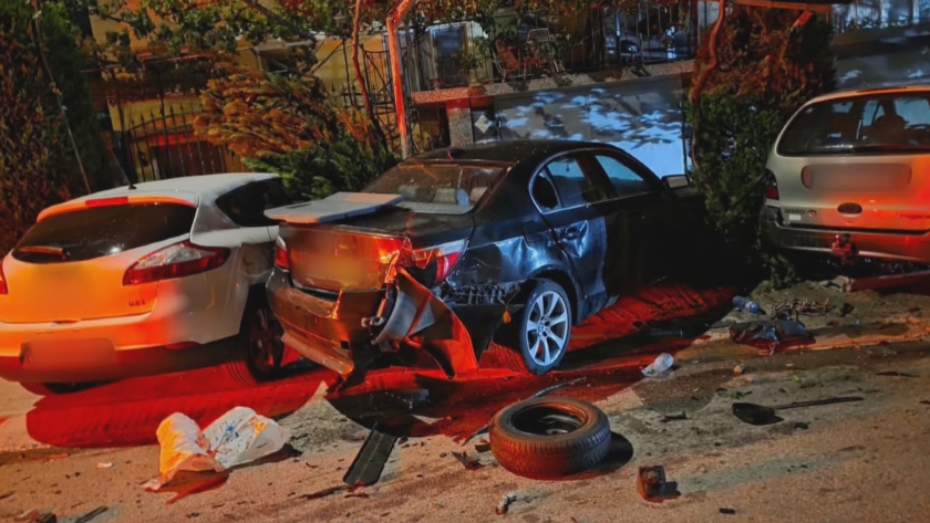 Тежка катастрофа в Кричим: Пиян помете 4 коли и избяга, 19-годишен е в болница