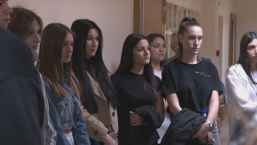 Ученици от столична гимназия застанаха зад кампанията на БНТ #НеДишайСмърт