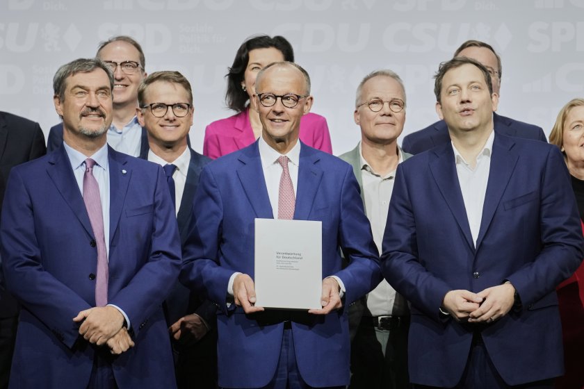 Германия с ново правителство, изпращат с военен парад Олаф Шолц