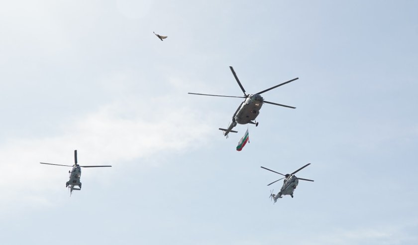 Военният парад за 6 май - Денят на храбростта (СНИМКИ/ВИДЕО)