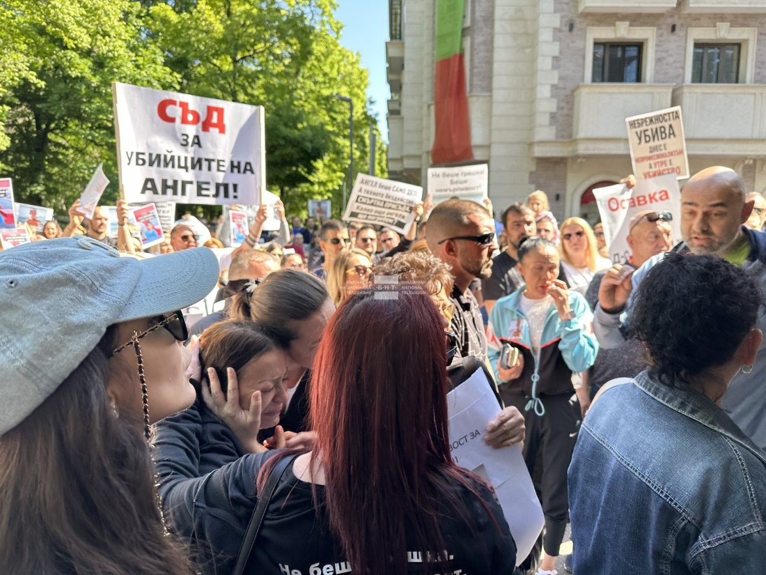 Протест заради починалото дете след зъболекарска манипулация пред клиниката в Пловдив