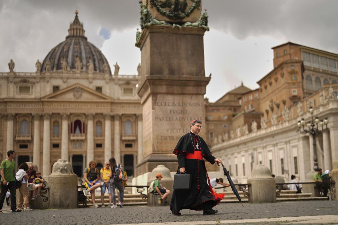 Започва изборът на нов папа