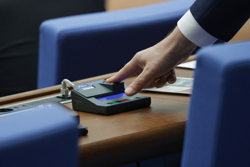 Точката за свалянето на имунитети на шестима депутати отпадна от дневния ред на парламента