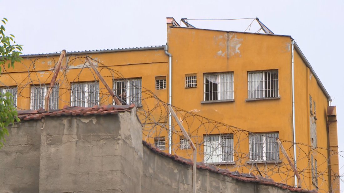 Затворникът от общежитието в "Кремиковци" е починал от свръхдоза &ndash; как е внесен наркотикът