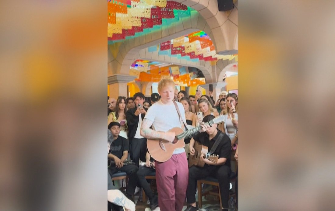 Ед Шийран зарадва почитателите си с импровизирани концерти в Мексико