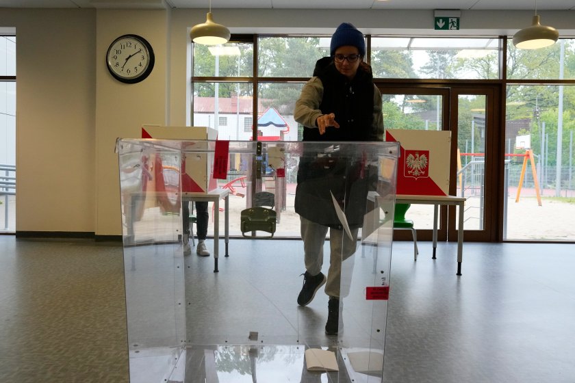 Приключи изборният ден в Полша: Тшасковски и Навроцки отиват на балотаж