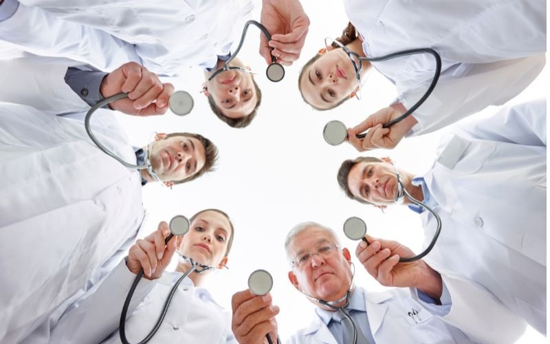 По-високи заплати искат медиците, заплашват с протест