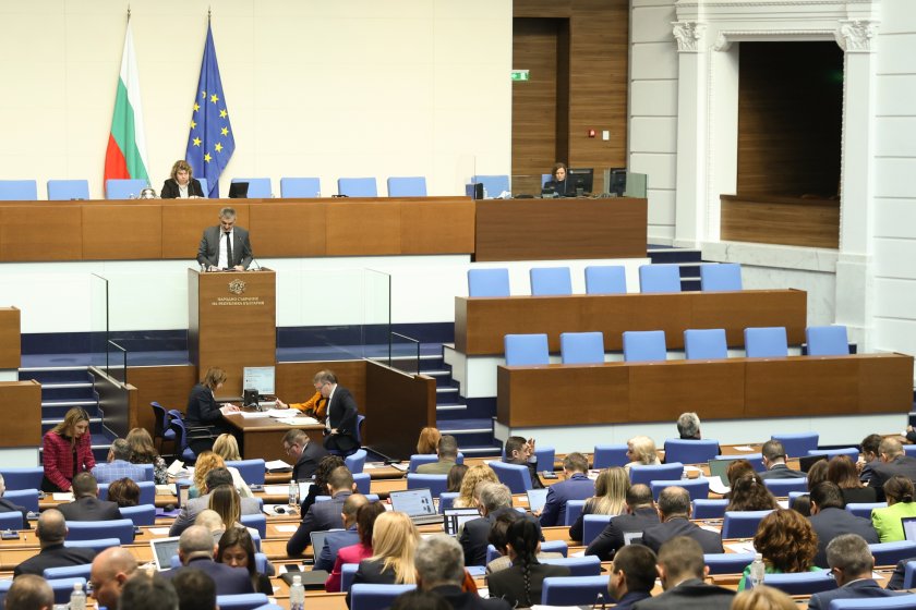 обвинения парламента кадруване строителството пътища