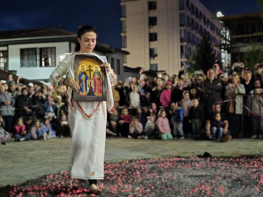 Отец Божил: Няма как да има смесване на нестинарство и християнство