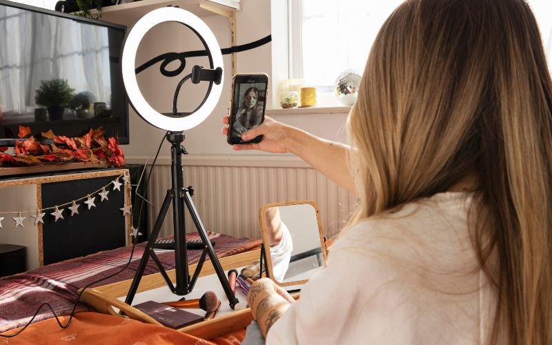 Скандално възпитателно - видеа на инфлуенсърка представят насилието на мъжете над жените като възпитателен метод