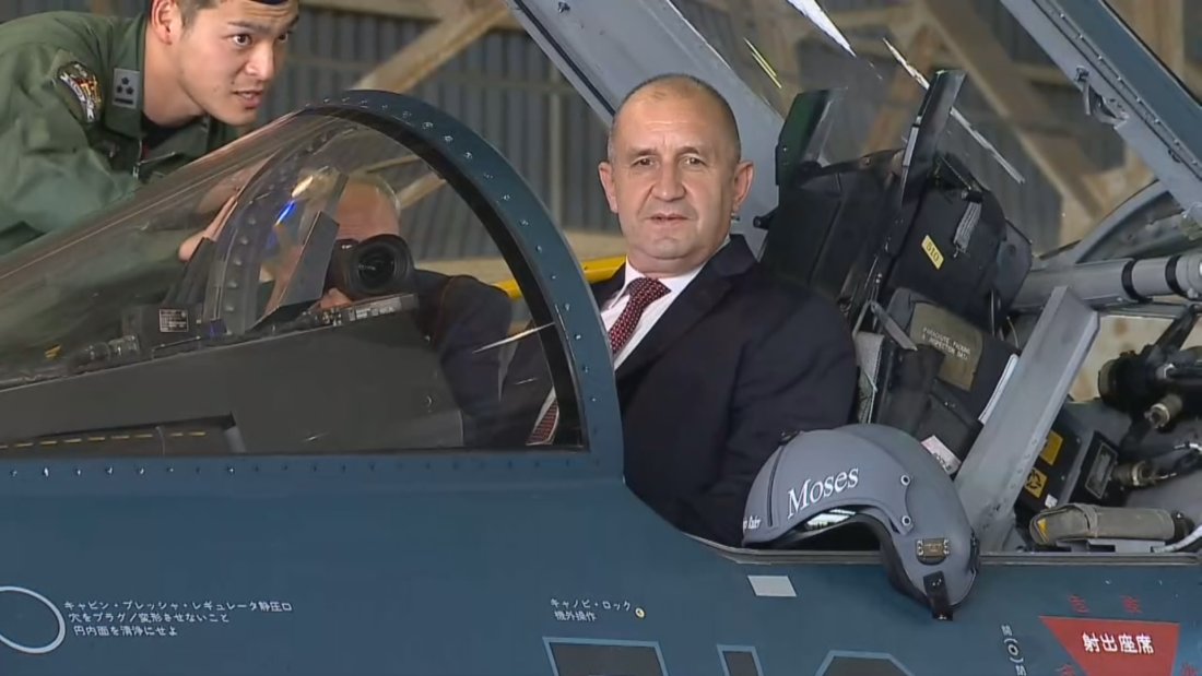 Президентът Румен Радев разгледа изтребител F-2 и влезе в пилотската му кабина