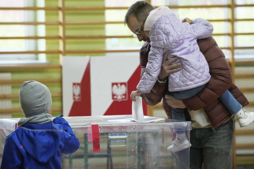 Президентски избори в Полша: Либерал и консерватор се борят за първото място