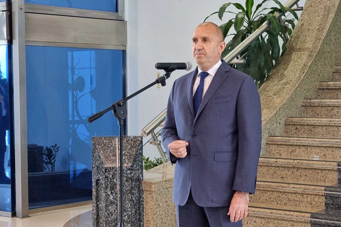 Президентът Радев обвини Киселова в "безпрецедентно нарушение на законността от НС"