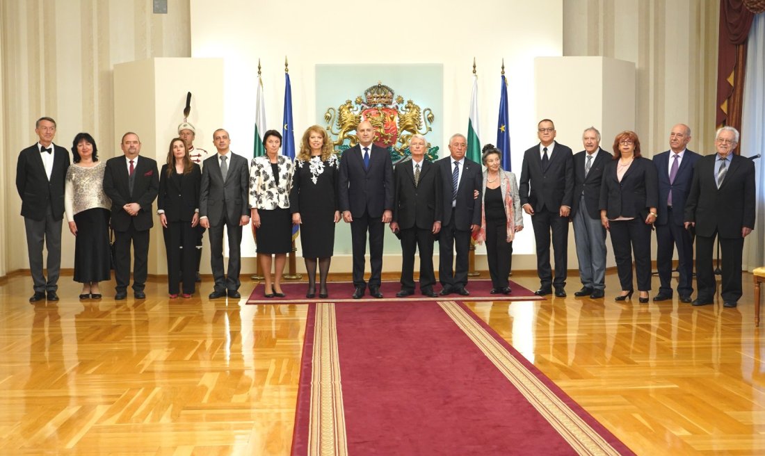 Президентът Румен Радев удостои с държавни отличия дейци на културата и науката (СНИМКИ)