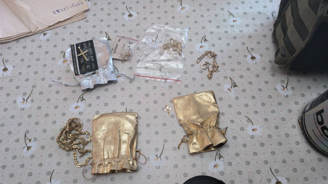 Жертва на телефонна измама хвърли буркан с пари и накити върху патрулка