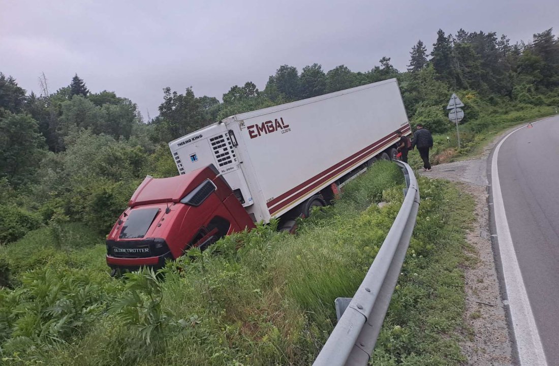 Шофьор на камион самокатастрофира на пътя Русе - Бяла