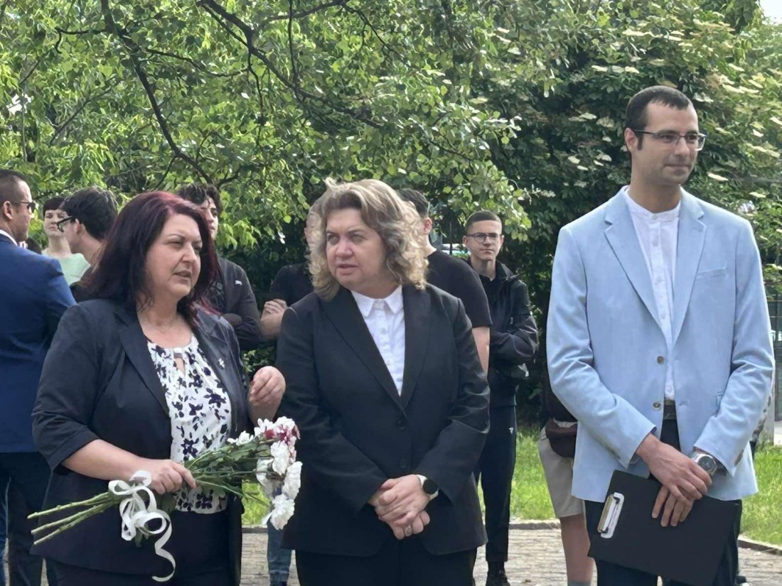 Наталия Киселова се поклони пред паметника на светите братя Кирил и Методий в Казанлък