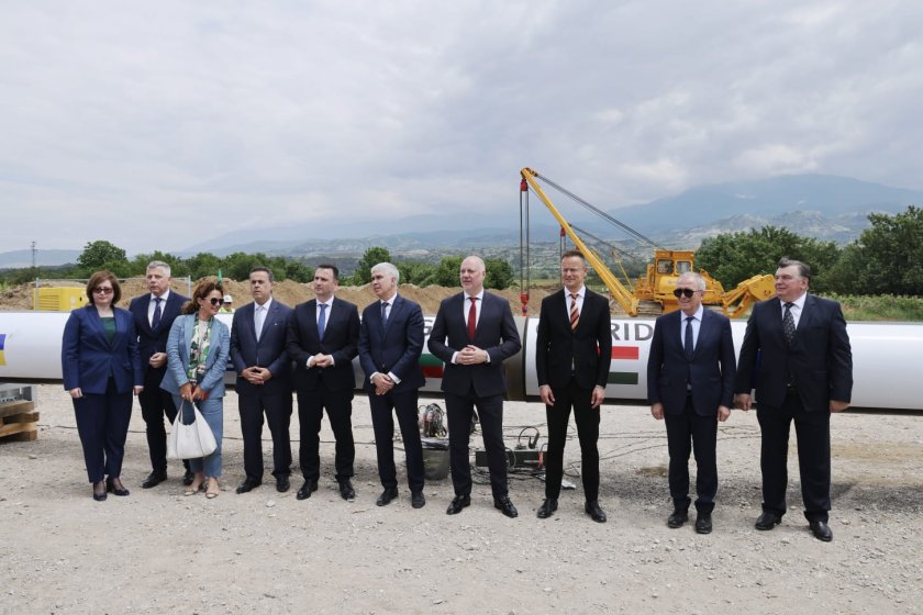 Над 20 км тръби от Вертикалния газов коридор вече са построени край Микрево