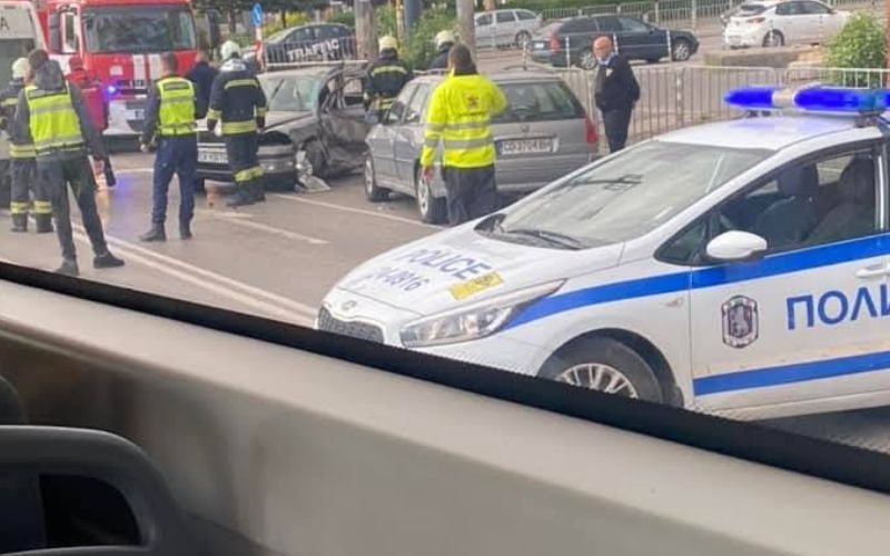 Автобус на градския транспорт помете кола на кръстовището на "Орион" в София (ВИДЕО)