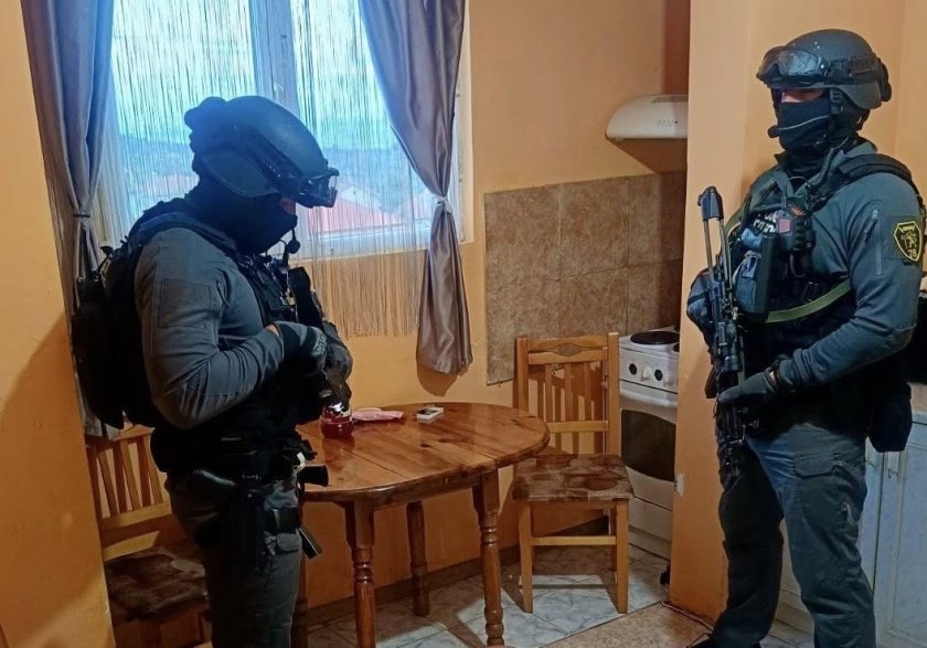 Девет души са задържани след акция на ГДБОП в Оряхово, иззети са синтетични вещества и пари
