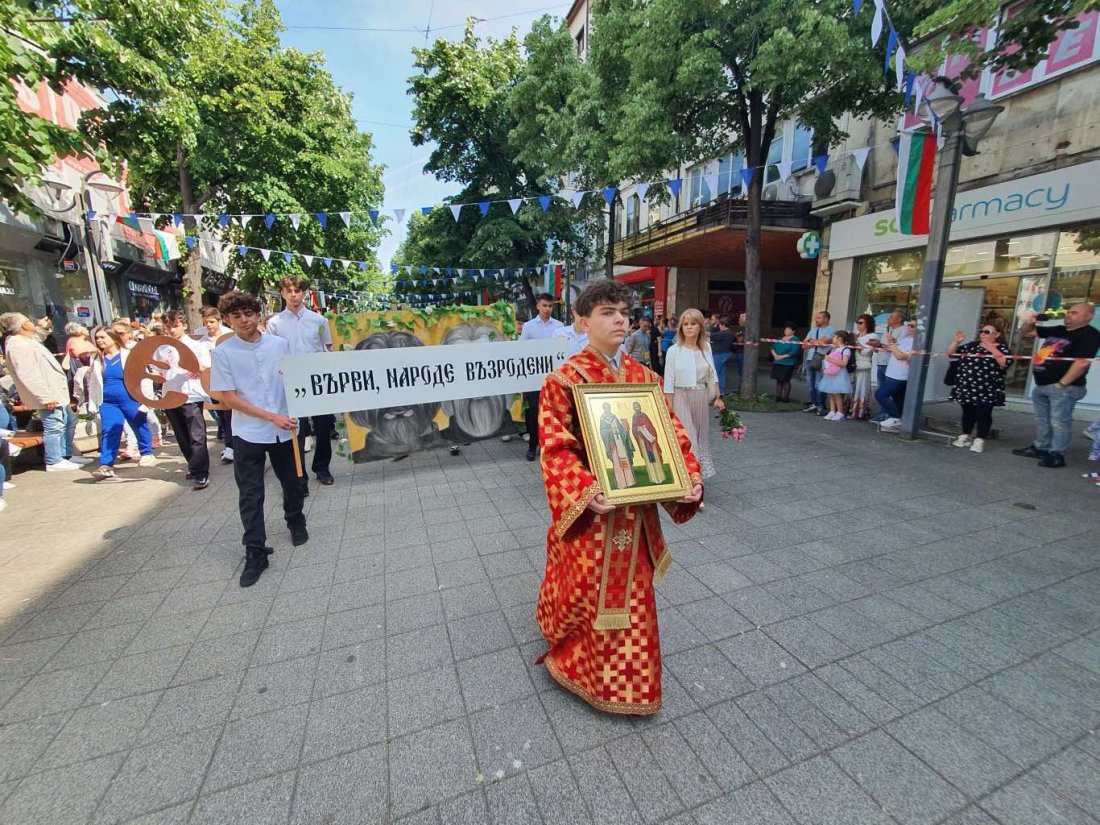 Празнични шествия за 24 май във Варна, Русе, Велико Търново и Бургас