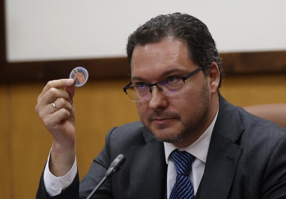 Mинистър Даниел Митов показа документи, с които Бойко Рашков е одобрил закупуването на икони през 2022 г.