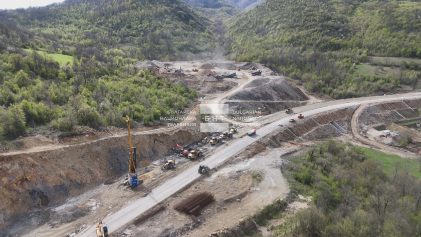 Пътят Мездра - Ботевград ще бъде с по една лента до края юни