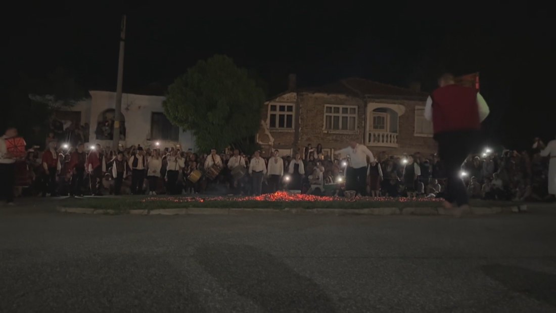 Въпреки забраната на църквата - нестинари танцуваха с икони в село Българи