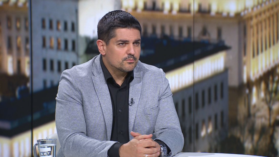 Радостин Василев: Противопоставям се на тезата, че в защита на лева се обявяват неграмотни хора