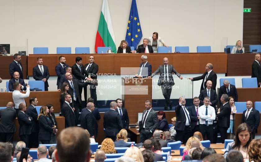 Депутатите стигнаха до бой в парламента