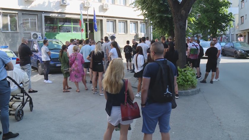 Роднини на починалия в психиатрия варненец протестираха пред полицията