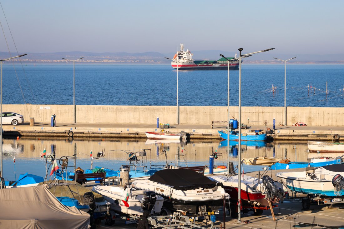 Кораб с 30 000 тона тор заседна в Бургас след навигационна грешка