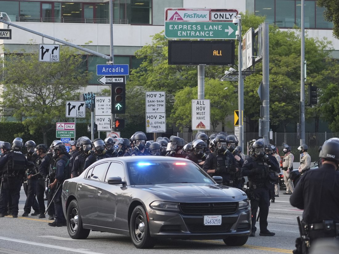 Протести в Лос Анджелис: Сълзотворен газ и палки, има задържани