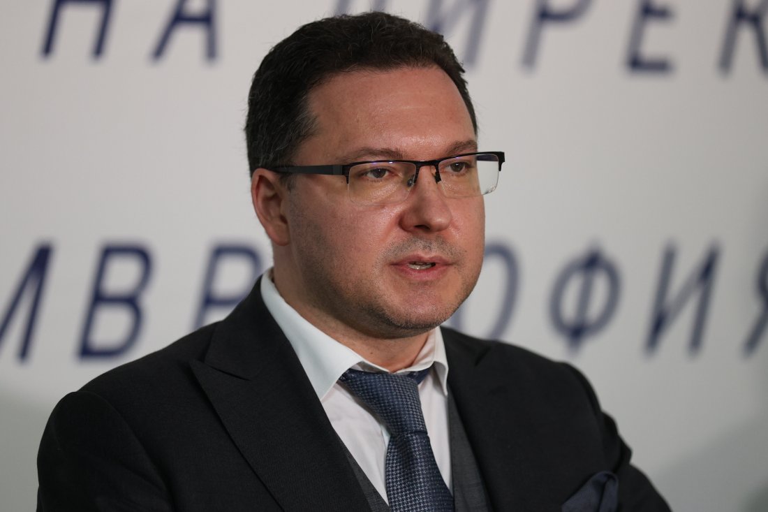 даниел митов