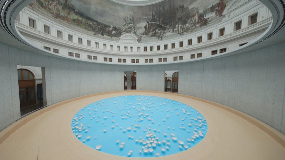 Място за съзерцание: Художник създаде инсталация в Парижката борса