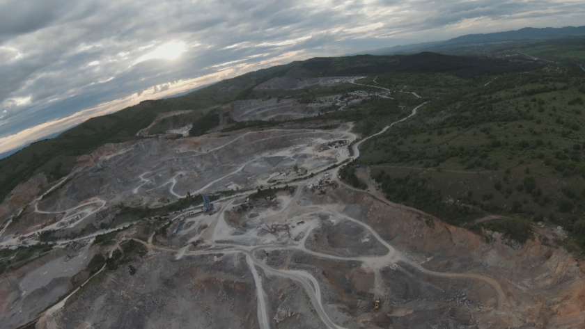 Опасно за природата? Разширяват кариера за строителни материали край язовир "Студена" въпреки недоволството на хората