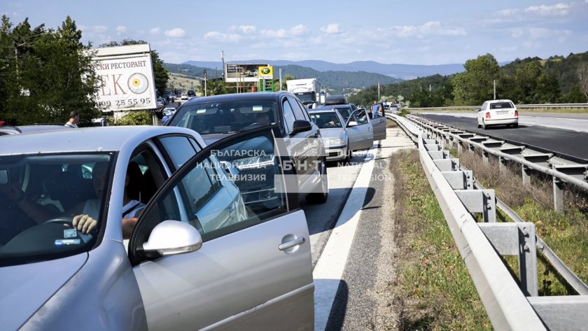 20-километрова опашка на АМ "Тракия" в посока София: Възстановено е движението през "Траянови врата" след пожара (СНИМКИ и ВИДЕО)