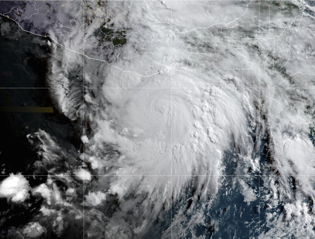 В очакване на стихията: Ураганът "Ерик" се движи към Мексико