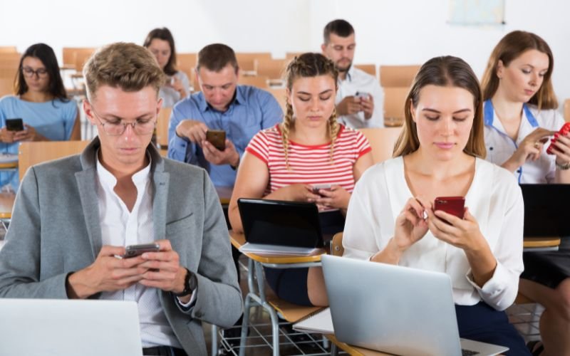 Нови правила за студентски визи в САЩ - профилите в социалните мрежи ще бъдат следени