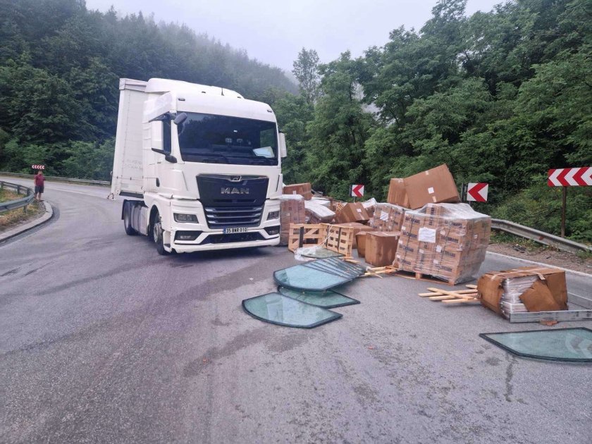 проходът републиката затворен заради тежка катастрофа снимки