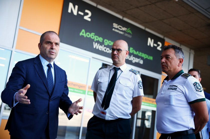 Какви мерки взе транспортният министър след блокадата на пътници на летището в София?