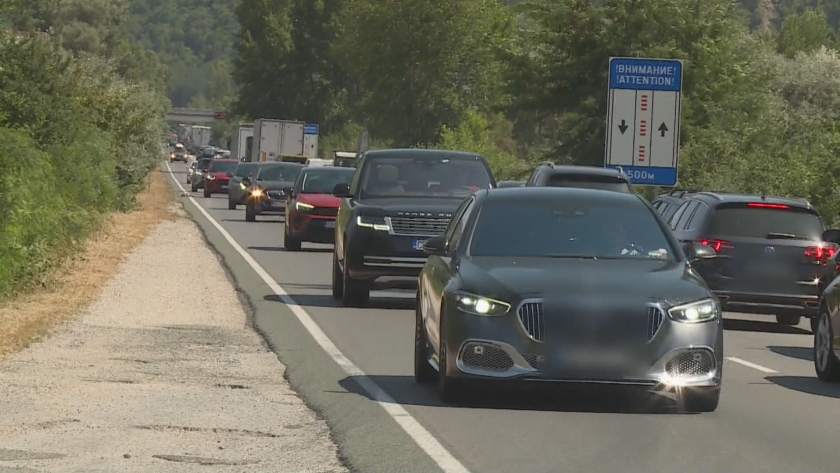 Километрични опашки по пътя за Гърция в първия ден на лятото (ОБЗОР)