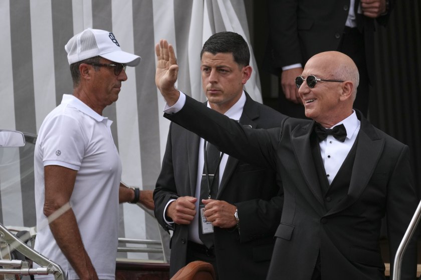 Сватбата на века: Джеф Безос се ожени за Лорън Санчес във Венеция (СНИМКИ)