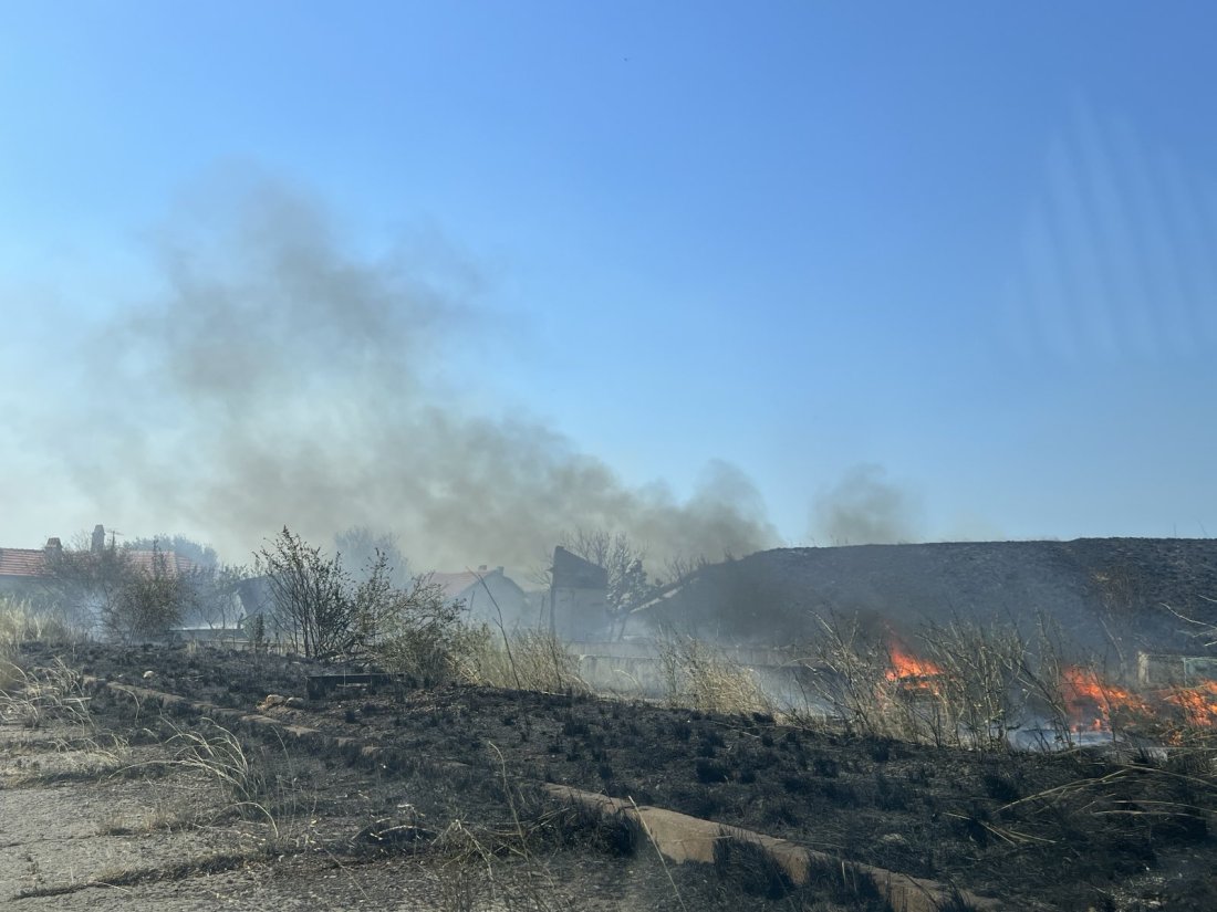 Пожар гори в района на летището в Бургас (СНИМКИ И ВИДЕО)